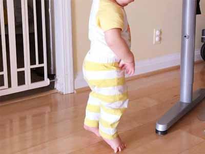 导致两岁宝宝X型腿形成原因分析及矫正方法图片